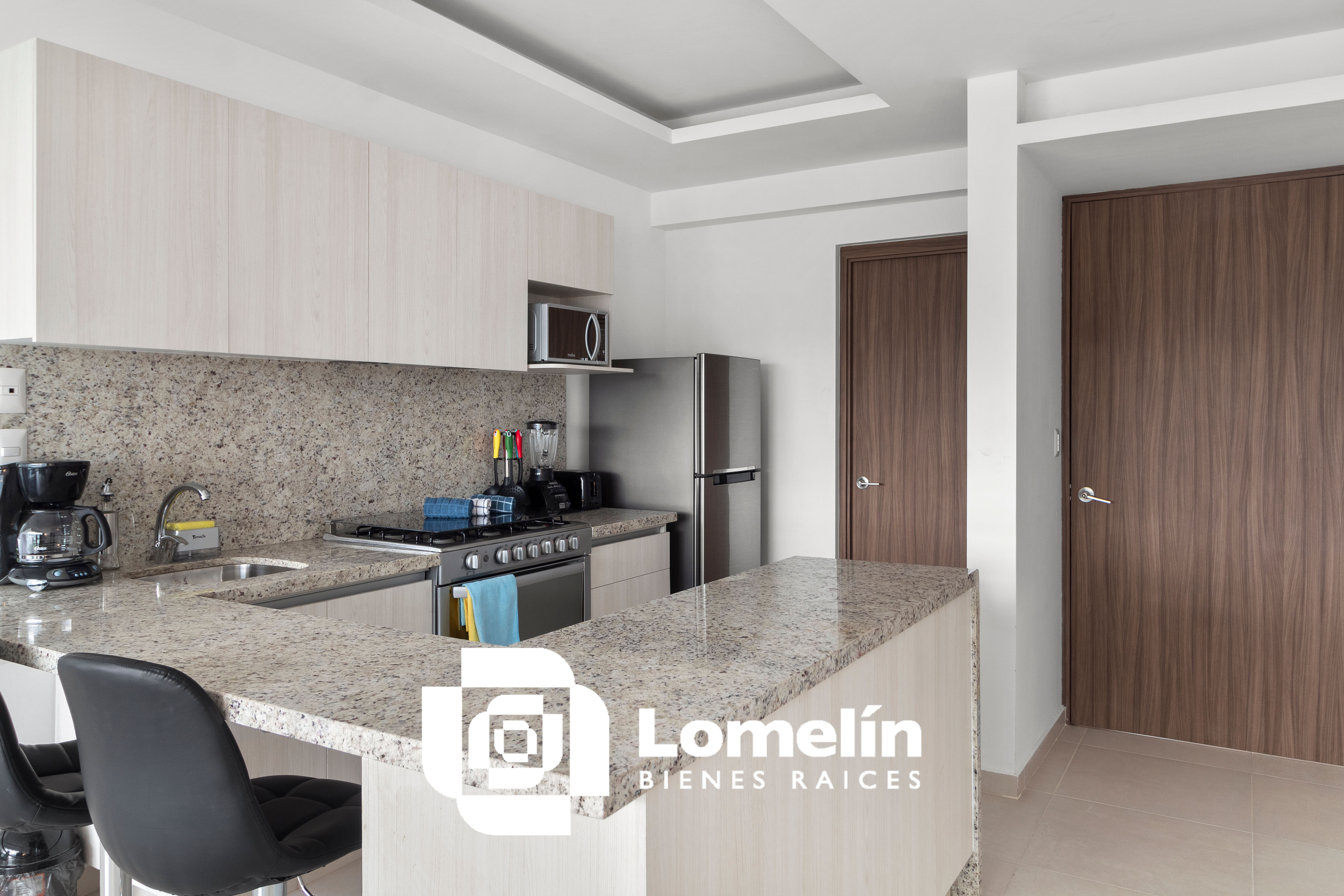 COCINA EQUIPADA CON BARRA DE GRANITO 